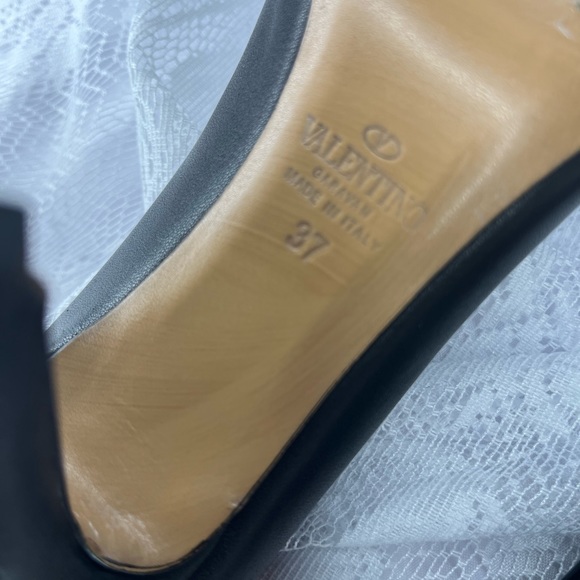 Valentino Used Vlogo Black Leather Pumps w/ Pointed Toe size 37 - Picture 3 of 6